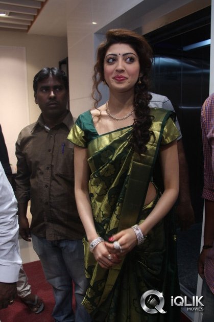 Pranitha-Launches-RS-Brothers-Showroom
